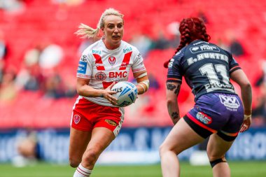 St Helens 'ten Jodie Cunningham, 7 Haziran 2025' te Wembley Stadyumu 'nda düzenlenen Betfred Kadınlar Yarışma Kupası Finali' nde topla koşuyor.