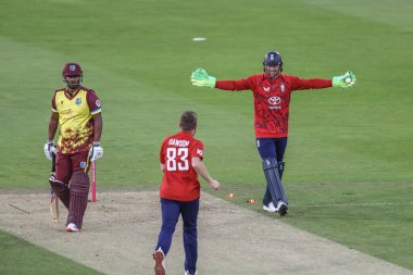 İngiltere 'den Jos Buttler, İngiltere' den Liam Dawson ile birlikte 6 Haziran 2025 'te İngiltere' nin Chester-le-street kentindeki Banks Riverside Stadyumu 'nda oynanan 1. Vitality T20 Uluslararası Serisi sırasında Johnson Charles' ın tökezlemesini kutluyor.