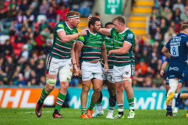 Leicester Kaplanları 'ndan Ollie Chessum ve Leicester Kaplanları' ndan Julin Montoya ve Leicester Kaplanları 'ndan Tommy Reffell Gallagher Premiership play-off yarı final Leicester Tigers' a karşı Mattioli Woods Welford Stadyumu, Leicester