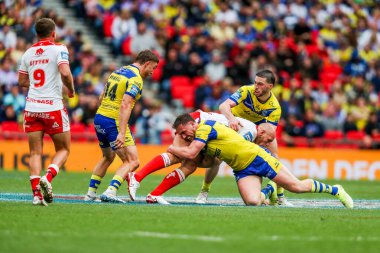 Warrington Wolves 'tan Sam Powell, 7 Haziran 2025' te Wembley Stadyumu 'nda oynanan Betfred Challenge Cup Final Warrington Wolves vs Hull KR karşılaşmasında mücadele ediyor.