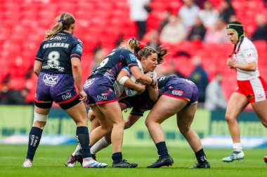 St Helens 'ten Emily Rudge, 7 Haziran 2025' te Wembley Stadyumu 'nda düzenlenen Betfred Kadınlar Yarışma Kupası finalinde Wigan Warriors' a karşı mücadele etti.