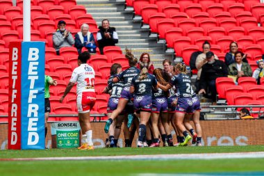 Wigan Warriors takımından Megan Williams, 7 Haziran 2025 'te Wembley Stadyumu' nda düzenlenen Betfred Kadınlar Yarışma Kupası finalinde takım arkadaşlarıyla denemesini kutluyor.