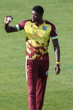 Batı Hint Adaları 'ndan Alzarri Joseph topu 1. Vitality T20 Uluslararası Serisi sırasında İngiltere - Batı Hint Adaları Banks Riverside Stadyumu, Chester-le-street, 6 Haziran 2025