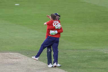 İngiltere 'den Jos Buttler, İngiltere' den Liam Dawson ile birlikte 6 Haziran 2025 'te İngiltere' nin Chester-le-street kentindeki Banks Riverside Stadyumu 'nda oynanan 1. Vitality T20 Uluslararası Serisi sırasında Johnson Charles' ın tökezlemesini kutluyor.