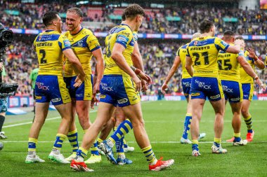 Warrington Wolves 'tan Josh Thewlis, 7 Haziran 2025' te Wembley Stadyumu 'nda oynanan Betfred Challenge Cup Final Warrington Wolves vs Hull KR maçında takım arkadaşlarıyla denemesini kutluyor.