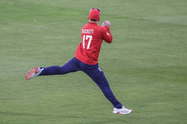İngiltere 'den Ben Duckett, 1. Vitality Uluslararası T20 Serisi' nde Batı Hint Adaları 'nın kaptanı Shai Hope' u, Banks Riverside Stadyumu, Chester-le-street, İngiltere 'de 6 Haziran 2025' de karşıladı.