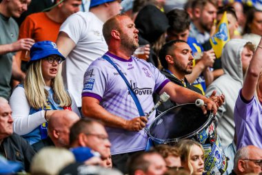 Warrington Wolves taraftarları 7 Haziran 2025 'te Wembley Stadyumu' nda oynanan Betfred Challenge Cup Final Warrington Wolves vs Hull KR maçını izliyorlar.
