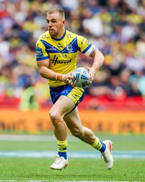Warrington Wolves 'tan Matt Dufty, 7 Haziran 2025' te Wembley Stadyumu 'nda oynanan Betfred Challenge Cup Final Warrington Wolves vs Hull KR maçında topla koşuyor.
