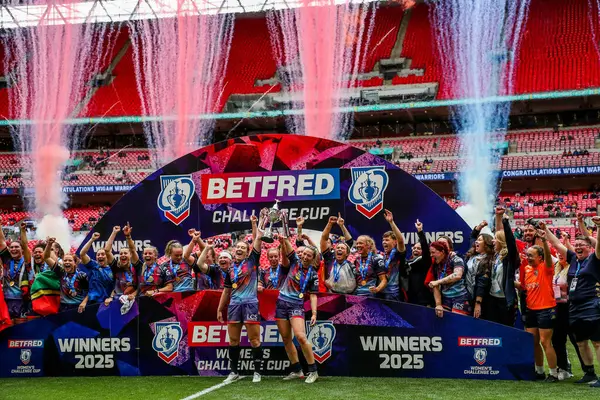 Wigan Warriors, 7 Haziran 2025 'te Wembley Stadyumu' nda oynanan Betfred Kadınlar Meydan Okuma Kupası finalinin ardından kupayı kaldırdı.