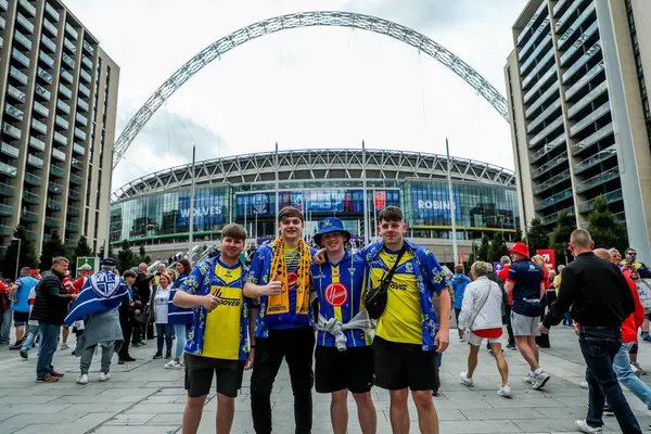 Taraftarlar, Wembley Stadyumu 'na 7 Haziran 2025' te oynanan Betfred Challenge Cup Final Warrington Wolves vs Hull KR karşılaşmasından önce geldi.
