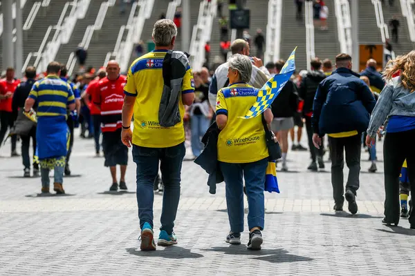 Taraftarlar, Wembley Stadyumu 'na 7 Haziran 2025' te oynanan Betfred Challenge Cup Final Warrington Wolves vs Hull KR karşılaşmasından önce geldi.