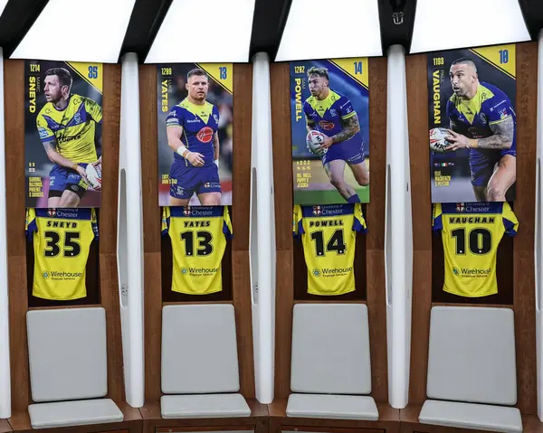 Warrington Wolves 'tan Marc Sneyd Warrington Wolves' tan Luke Yates Warrington Wolves 'tan Sam Powell Warrington Wolves' tan Paul Vaughan soyunma odasında Betfred Challenge Kupası Finali Warrington Wolves vs Hull KR 