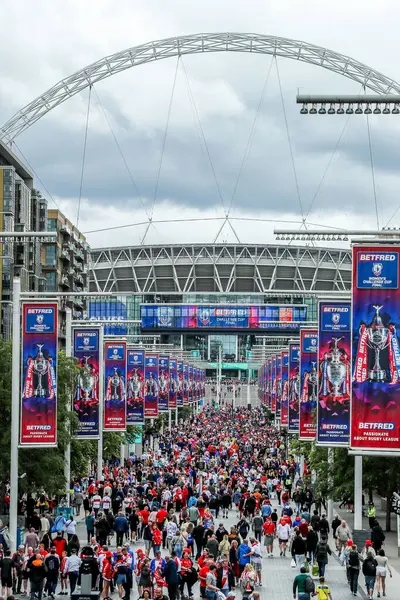 Taraftarlar, Wembley Stadyumu 'na 7 Haziran 2025' te oynanan Betfred Challenge Cup Final Warrington Wolves vs Hull KR karşılaşmasından önce geldi.