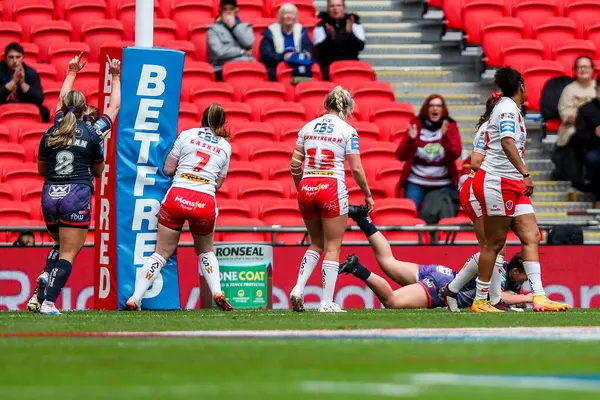 Wigan Warriors 'tan Megan Williams, 7 Haziran 2025' te Wembley Stadyumu 'nda düzenlenen Betfred Kadınlar Yarışma Kupası finalinde Wigan Warriors' a karşı oynuyor.
