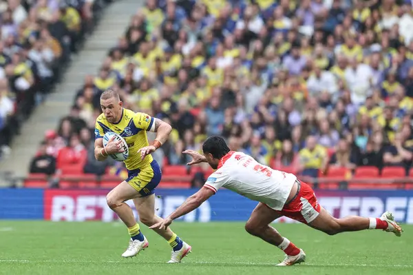 Warrington Wolves 'tan Matt Dufty, 7 Haziran 2025' te Wembley Stadyumu 'nda oynanan Betfred Challenge Cup Final Warrington Wolves vs Hull KR maçında topu bırakıyor.