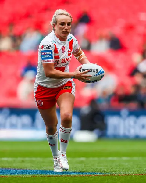 St Helens 'ten Jodie Cunningham, 7 Haziran 2025' te Wembley Stadyumu 'nda düzenlenen Betfred Kadınlar Yarışma Kupası Finali' nde topla koşuyor.