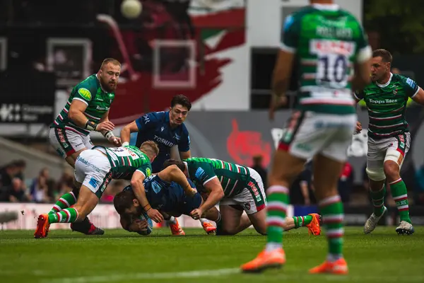 Leicester Tigers 'dan Luke Cowan-Dickie ve Leicester Tigers' dan Jack van Poortvliet 7 Haziran 2025 'te Mattioli Woods Welford Stadyumu' nda Leicester Premiership play-off Leicester Tigers 'a karşı Satış Köpekbalıkları maçında