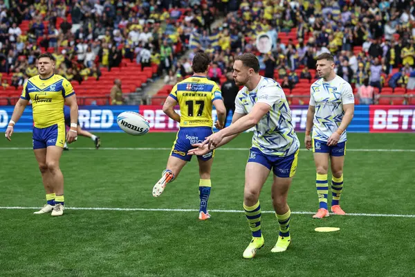 Warrington Wolves 'tan Ben Currie, Betfred Challenge Cup Final Warrington Wolves Hull KR' a karşı 7 Haziran 2025 'te Wembley Stadyumu' nda oynanan karşılaşmada ısınma turunda.