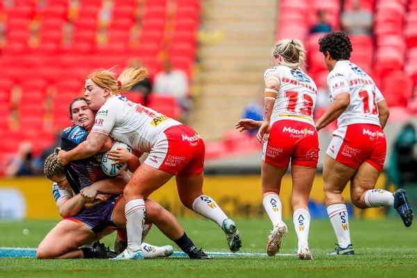 Wigan Warriors takımından Megan Williams, 7 Haziran 2025 'te Wembley Stadyumu' nda oynanan Betfred Kadınlar Yarışması Finali 'nde Wigan Warriors' a karşı mücadele etti.
