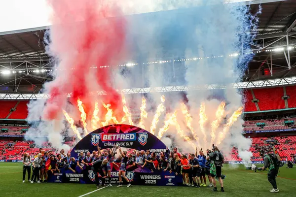 Wigan Warriors, 7 Haziran 2025 'te Wembley Stadyumu' nda oynanan Betfred Kadınlar Meydan Okuma Kupası finalinin ardından kupayı kaldırdı.