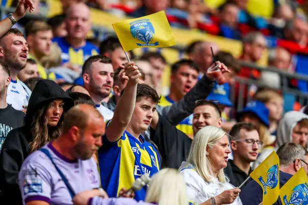 Warrington Wolves taraftarları 7 Haziran 2025 'te Wembley Stadyumu' nda oynanan Betfred Challenge Cup Final Warrington Wolves vs Hull KR maçını izliyorlar.