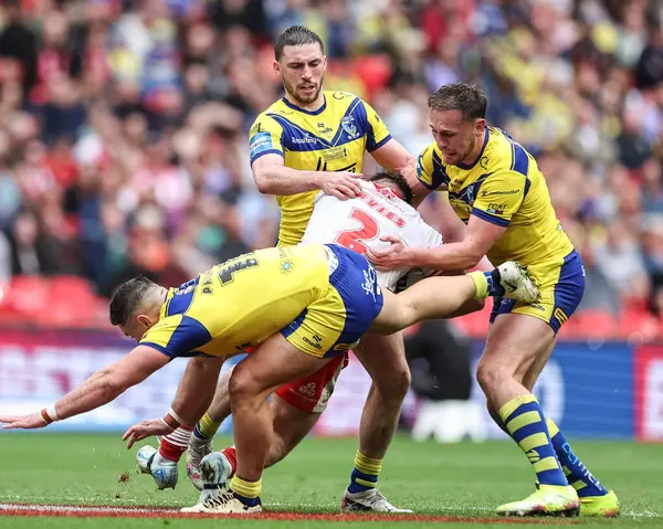Hull KR 'dan Tom Davies, Warrington Wolves' tan Joe Philbin ve Warrington Wolves 'tan Ben Currie tarafından 7 Haziran 2025' te Wembley Stadyumu 'nda oynanan Betfred Challenge Kupası finalinde yenildi.