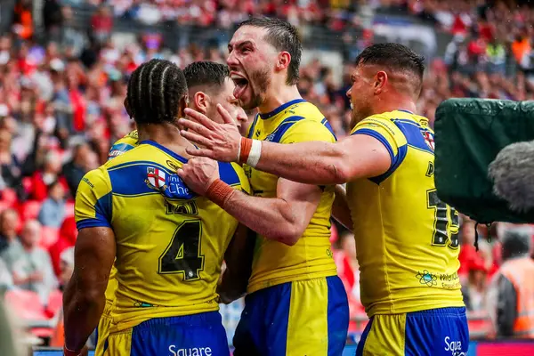 Warrington Wolves 'tan Josh Thewlis, 7 Haziran 2025' te Wembley Stadyumu 'nda oynanan Betfred Challenge Cup Final Warrington Wolves vs Hull KR maçında takım arkadaşlarıyla denemesini kutluyor.