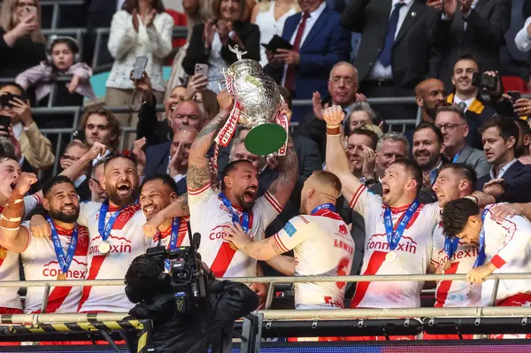 Hull KR 'dan Elliot Minchella, 7 Haziran 2025' te Londra, Wembley Stadyumu 'nda oynanan Betfred Challenge Cup Final Warrington Wolves vs Hull KR karşılaşmasında kupayı sıraladı.