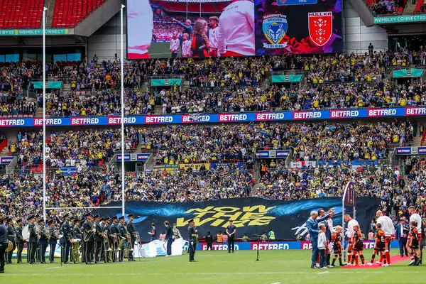 Oyuncular sahaya 7 Haziran 2025 'te Londra' daki Wembley Stadyumu 'nda oynanan Betfred Challenge Cup Final Warrington Wolves vs Hull KR karşılaşmasından önce girerler.