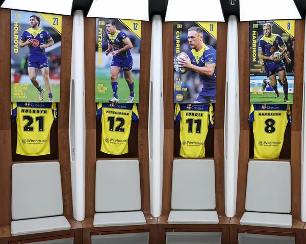 Warrington Wolves 'tan Adam Holroyd, Warrington Wolves' tan Lachlan Fitzgibbon Warrington Wolves 'tan Ben Currie, Warrington Wolves' tan James Harrison, Betfred Challenge Cup Final Warrington Wolves vs Hull KR maçında soyunma odasında gömlek giyiyor. 
