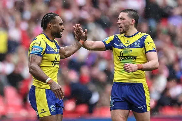 Warrington Wolves 'tan Rodrick Tai, Warrington Wolves' tan Adam Holroyd 'a Betfred Challenge Cup Final Warrington Wolves, Wembley Stadyumu' nda 7 Haziran 2025 'de Hull KR' a karşı davasında beşlik çaktı.