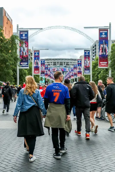Taraftarlar, Wembley Stadyumu 'na 7 Haziran 2025' te oynanan Betfred Challenge Cup Final Warrington Wolves vs Hull KR karşılaşmasından önce geldi.