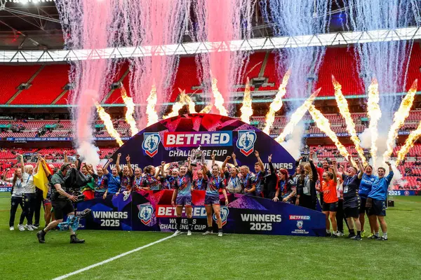 Wigan Warriors, 7 Haziran 2025 'te Wembley Stadyumu' nda oynanan Betfred Kadınlar Meydan Okuma Kupası finalinin ardından kupayı kaldırdı.