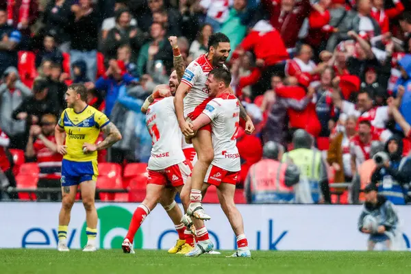 Hull KR, 7 Haziran 2025 'te Londra, Wembley Stadyumu' nda oynanan Betfred Challenge Cup Final Warrington Wolves vs Hull KR 'ın zaferini kutladı.