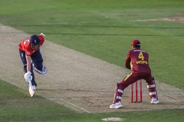 İngiltere 'den Will Jacks, 1. Vitality T20 Uluslararası Serisi' nin son atışında Banks Riverside Stadyumu, Chester-le-street, 6 Haziran 2025 'te İngiltere ile Batı Hint Adaları arasında koşuyor.