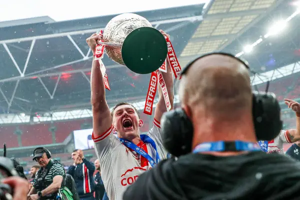 Hull KR, Betfred Challenge Kupası 'nı 7 Haziran 2025' te Wembley Stadyumu 'nda oynanan Betfred Challenge Cup final Warrington Wolves vs Hull KR maçından sonra kaldırdı.