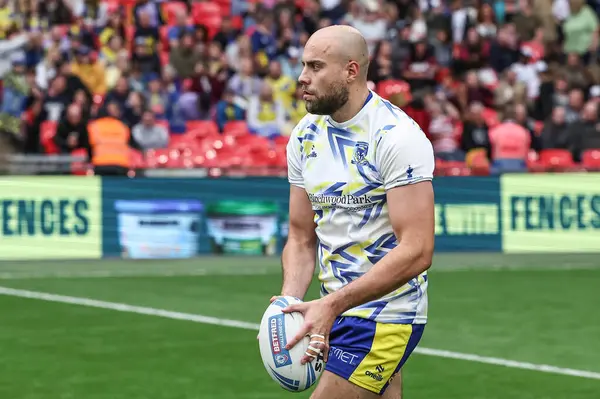 Warrington Wolves 'tan James Harrison 7 Haziran 2025' te Wembley Stadyumu 'nda oynanan Betfred Challenge Cup Final Warrington Wolves vs Hull KR maçında ısınma turunda
