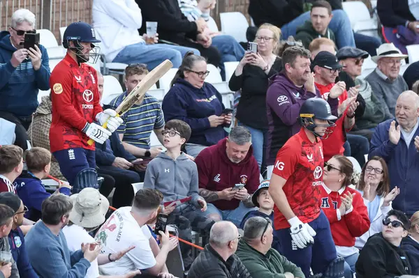 İngiltere 'den Jamie Smith ve İngiltere' den Ben Duckett, 6 Haziran 2025 'te İngiltere' nin Riverside Stadyumu, Chester-le-street 'te oynanan 1.