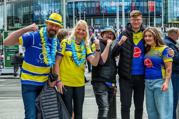Taraftarlar, Wembley Stadyumu 'na 7 Haziran 202' de oynanan Betfred Challenge Cup Final Warrington Wolves vs Hull KR karşılaşması öncesinde geldiler.