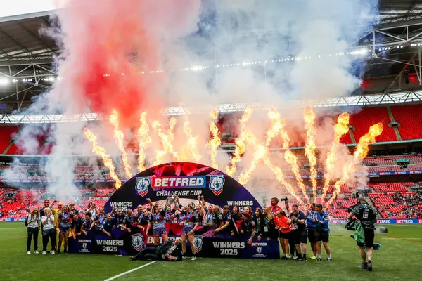 Wigan Warriors, 7 Haziran 2025 'te Wembley Stadyumu' nda oynanan Betfred Kadınlar Meydan Okuma Kupası finalinin ardından kupayı kaldırdı.