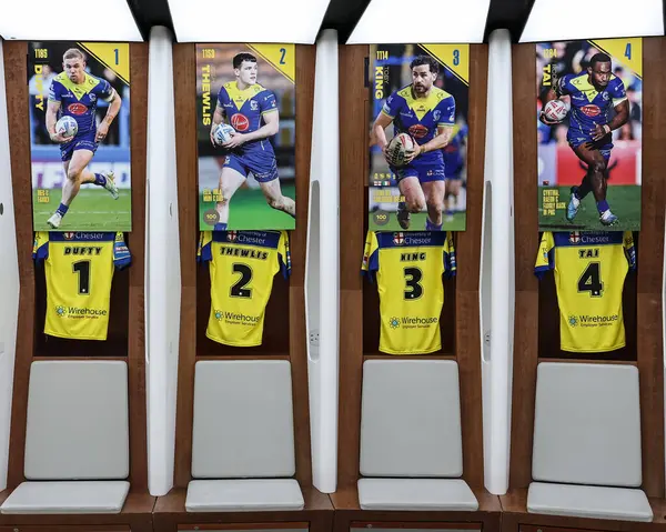 Warrington Wolves 'tan Matt Dufty Warrington Wolves' tan Josh Thewlis Warrington Wolves 'tan Toby King Warrington Wolf' tan Rodrick Tai 'yi soyunma odasında Betfred Challenge Kupası final Warrington Wolves' a karşı Wembley Stadyumu 'nda Hull KR maçında yendi.