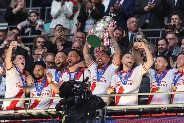 Hull KR 'dan Elliot Minchella, 7 Haziran 2025' te Londra, Wembley Stadyumu 'nda oynanan Betfred Challenge Cup Final Warrington Wolves vs Hull KR karşılaşmasında kupayı sıraladı.