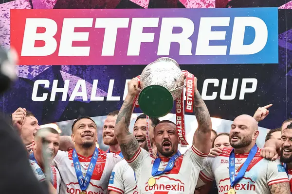 Hull KR 'dan Elliot Minchella, 7 Haziran 2025' te Londra, Wembley Stadyumu 'nda oynanan Betfred Challenge Cup Final Warrington Wolves vs Hull KR karşılaşmasında kupayı sıraladı.