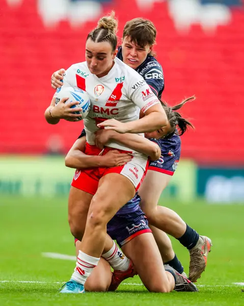 Wigan Warriors takımından Molly Jones, 7 Haziran 202 'de Wembley Stadyumu' nda düzenlenen Betfred Kadınlar Yarışma Kupası finalinde Wigan Warriors 'a karşı mücadele etti.