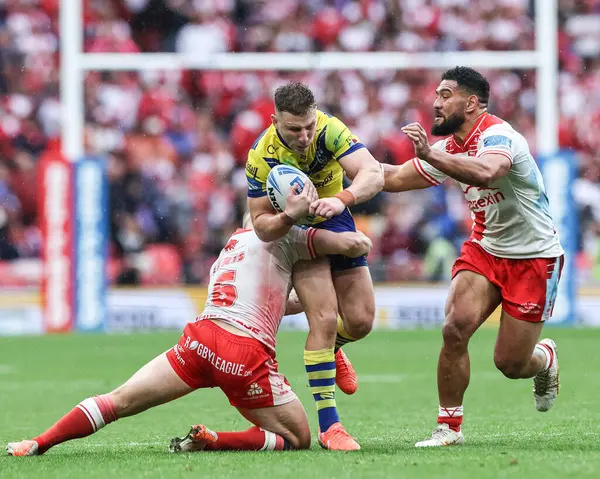 Warrington Wolves 'tan George Williams, Hull KR' dan Mikey Lewis tarafından 7 Haziran 2025 'te Wembley Stadyumu' nda oynanan Betfred Challenge Kupası finalinde yenildi.