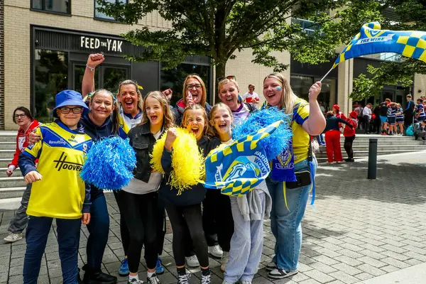 Taraftarlar, Wembley Stadyumu 'na 7 Haziran 2025' te oynanan Betfred Challenge Cup Final Warrington Wolves vs Hull KR karşılaşmasından önce geldi.