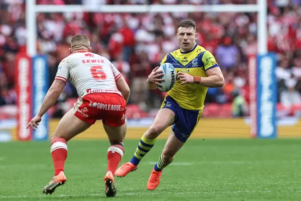 Warrington Wolves 'tan George Williams, 7 Haziran 2025' te Wembley Stadyumu 'nda oynanan Betfred Challenge Cup Final Warrington Wolves vs Hull KR maçında topu aldı.