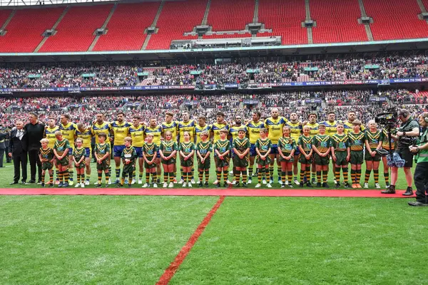 Warrington, 7 Haziran 2025 'te Londra, Wembley Stadyumu' nda oynanan Betfred Challenge Cup Final Warrington Wolves vs Hull KR maçında milli marş için sıraya girdi.