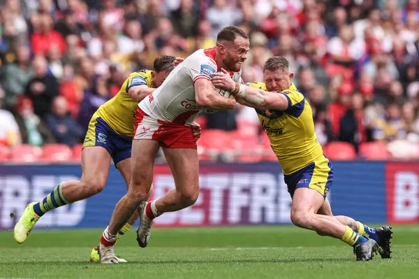 Hull KR 'dan Joe Burgess, Warrington Wolves' tan Ben Currie ve Warrington Wolves 'tan Luke Yates tarafından 7 Haziran 2025' te Wembley Stadyumu 'nda oynanan Betfred Challenge Cup Final Warrington Wolves vs Hull KR maçında yenildi.