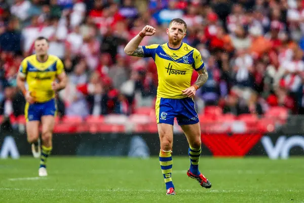 Warrington Wolves 'tan Marc Sneyd, 7 Haziran 2025' te Wembley Stadyumu 'nda oynanan Betfred Challenge Cup Final Warrington Wolves vs Hull KR maçında tepki gösterdi.